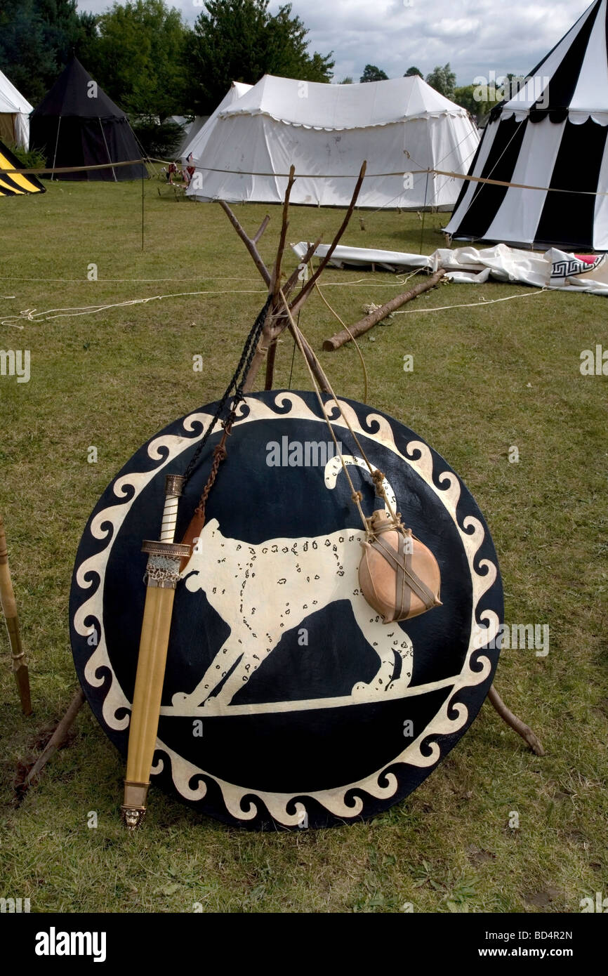 Un bouclier romain à l'affiche au festival militaire de Colchester à Colchester, Essex, Angleterre Banque D'Images