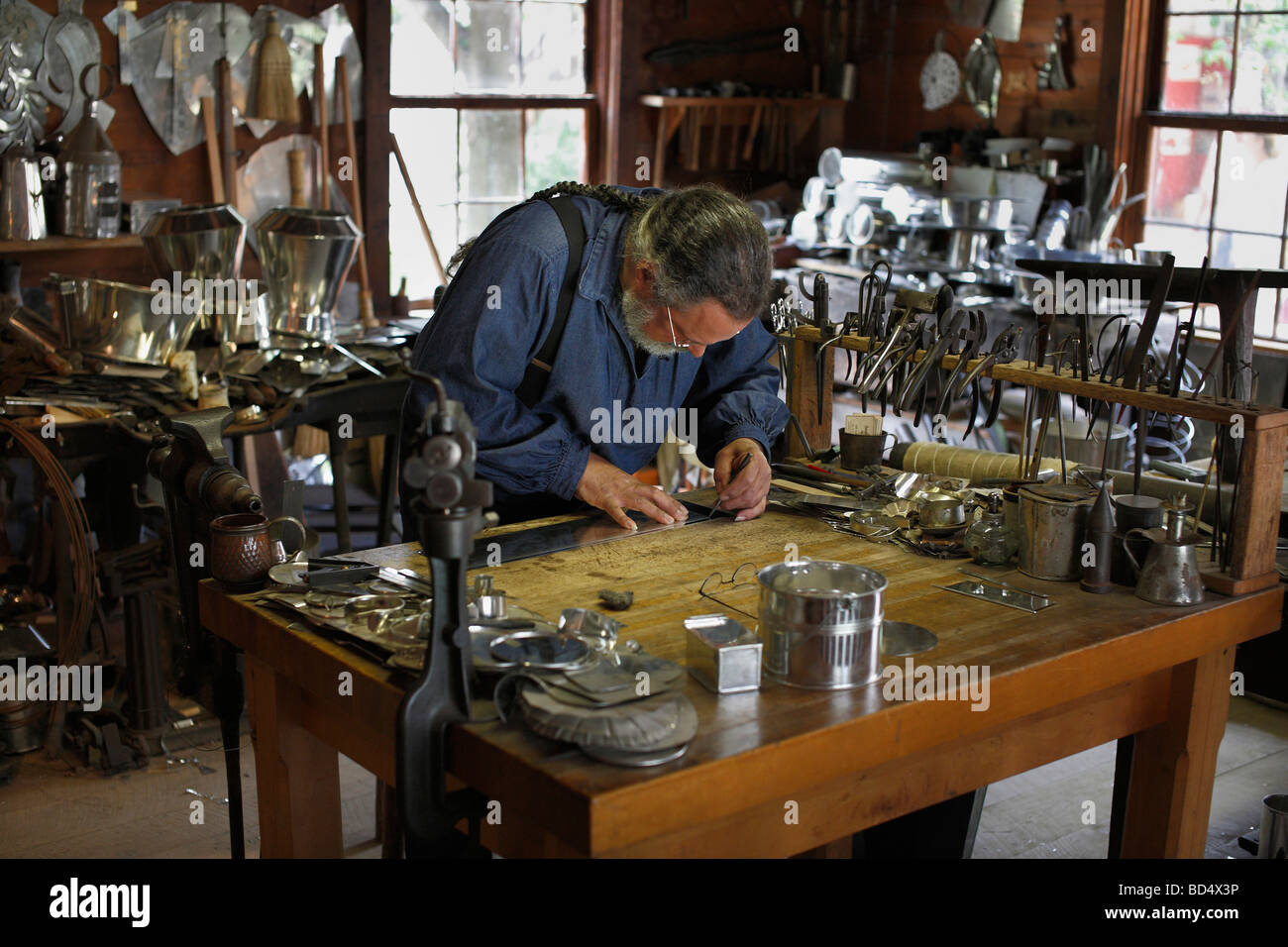 Homme d'artisanat l'artisanat ancien ouvrier début xixème Sauder Village Tin Shop américain de l'Ohio USA reconstitution reenactment Banque D'Images