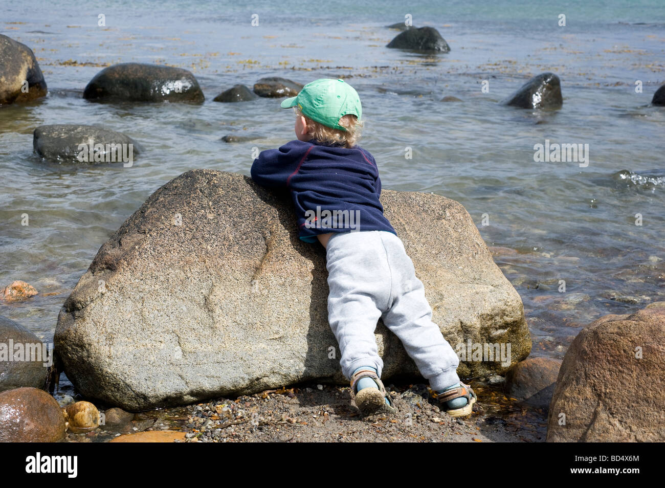 Jeune garçon regardant la mer Banque D'Images