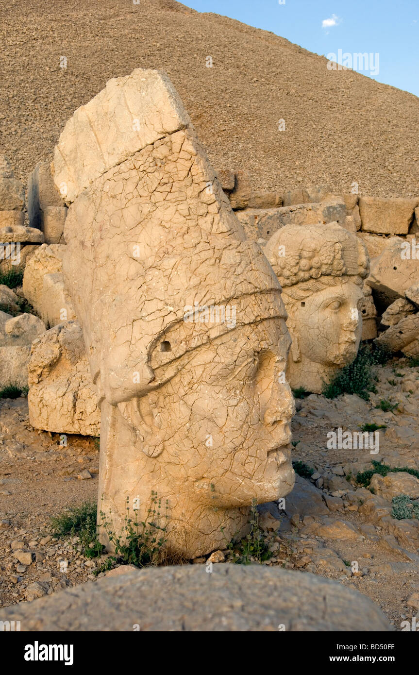 Têtes sculptées en pierre à la montagne Nemrut Banque D'Images