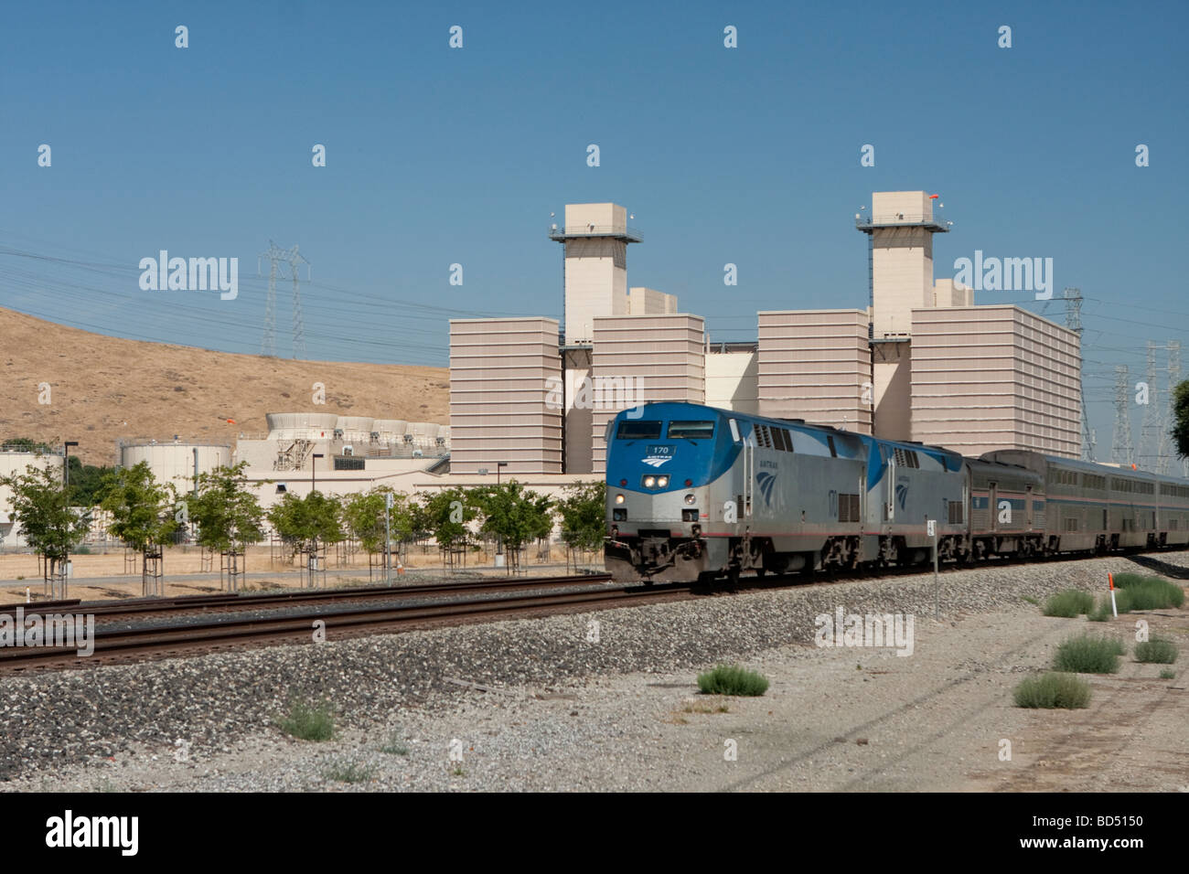 SAN JOSE, Californie. - 8 janvier : AMTRAK train roulant en face de Calpine power plant Metcalf Banque D'Images