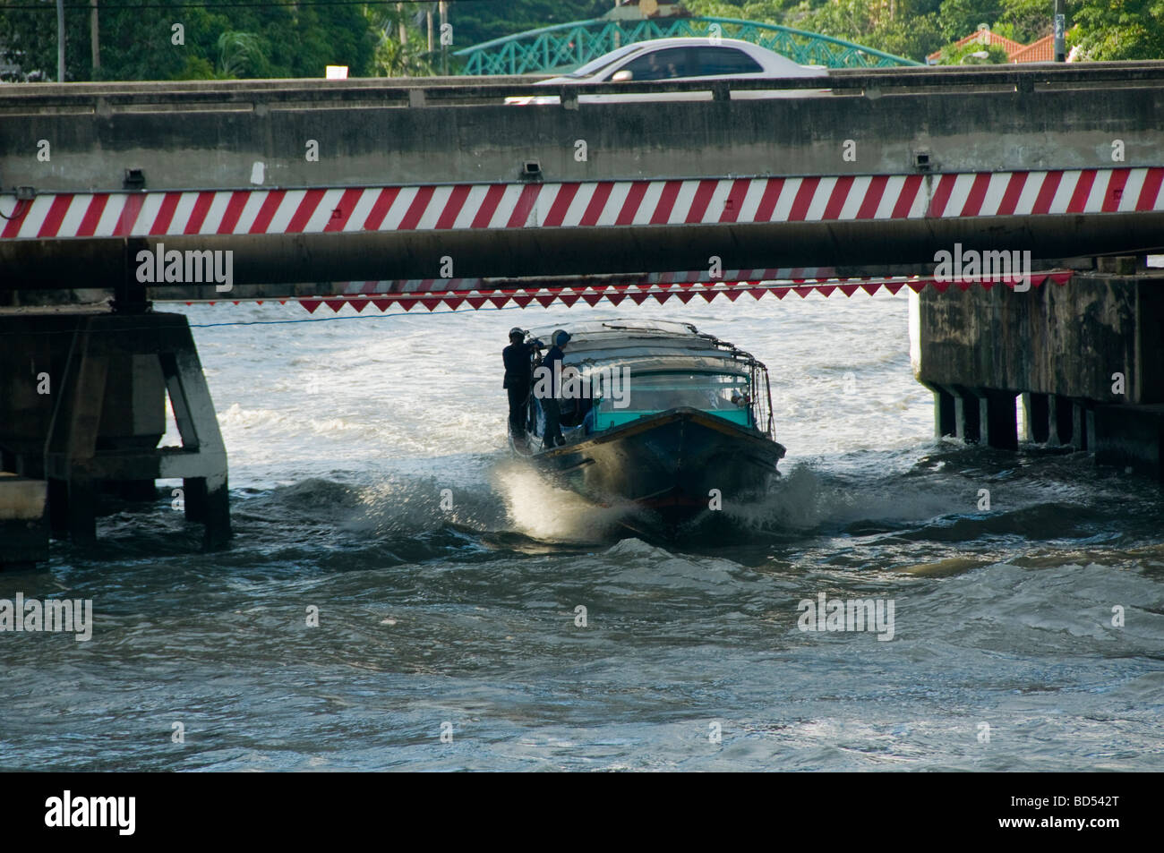 Bateau taxi banlieue scènes sur le Klong Saen Canal du CCS à Bangkok, Thaïlande Banque D'Images