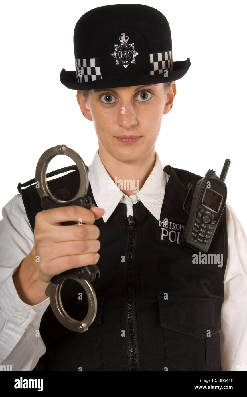 Femme agent de police avec l'air sévère montrant menottes au sujet d'arrêter quelqu'un isolated on white Banque D'Images