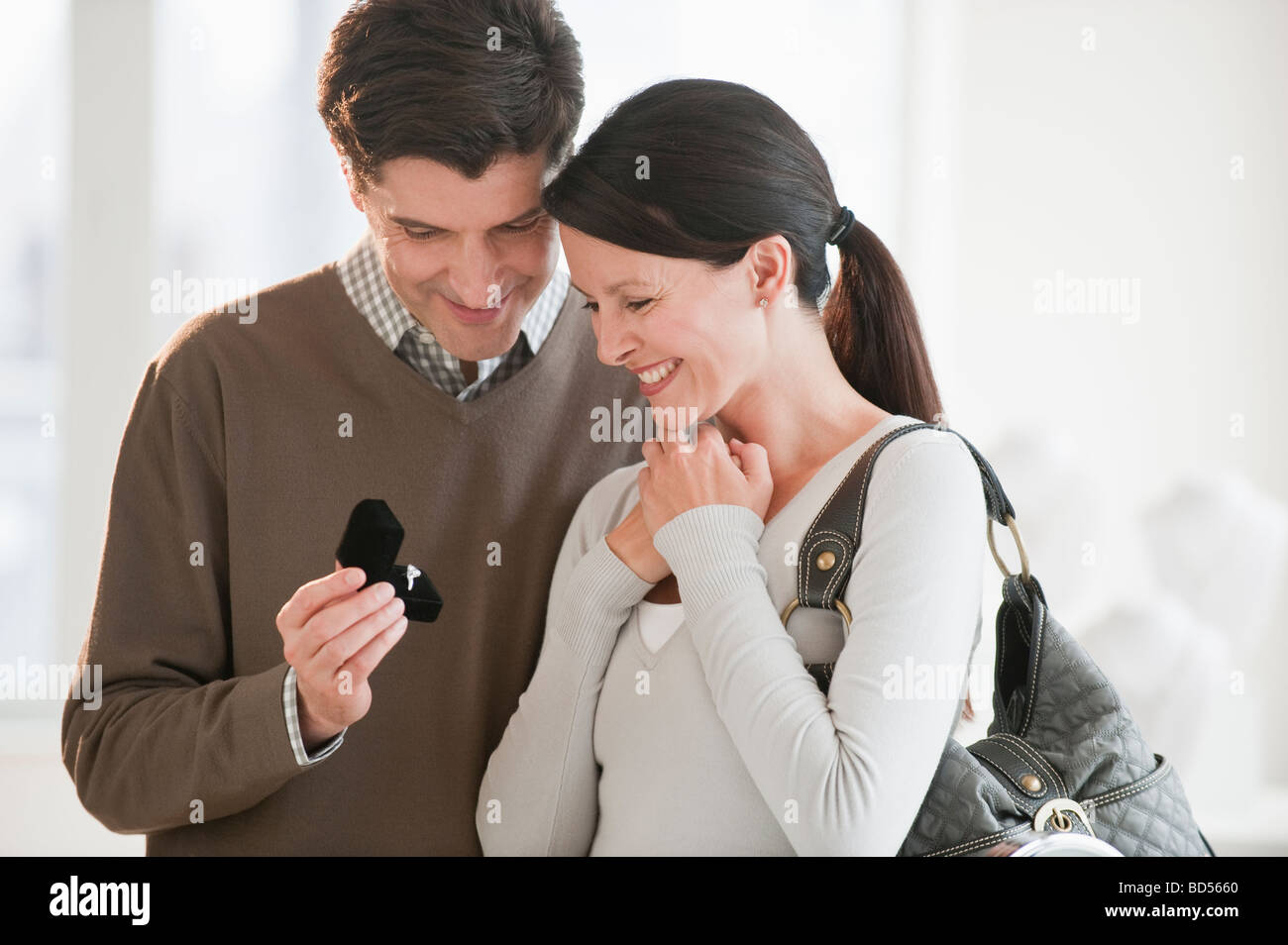 Un couple à la recherche de bagues de fiançailles Banque D'Images