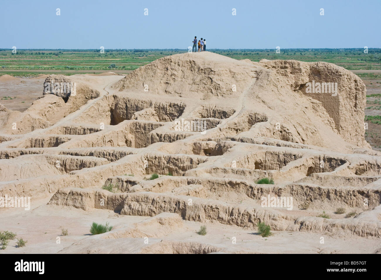 Les garçons à l'Ouzbek Toprak Qala forteresse en Ouzbékistan Banque D'Images