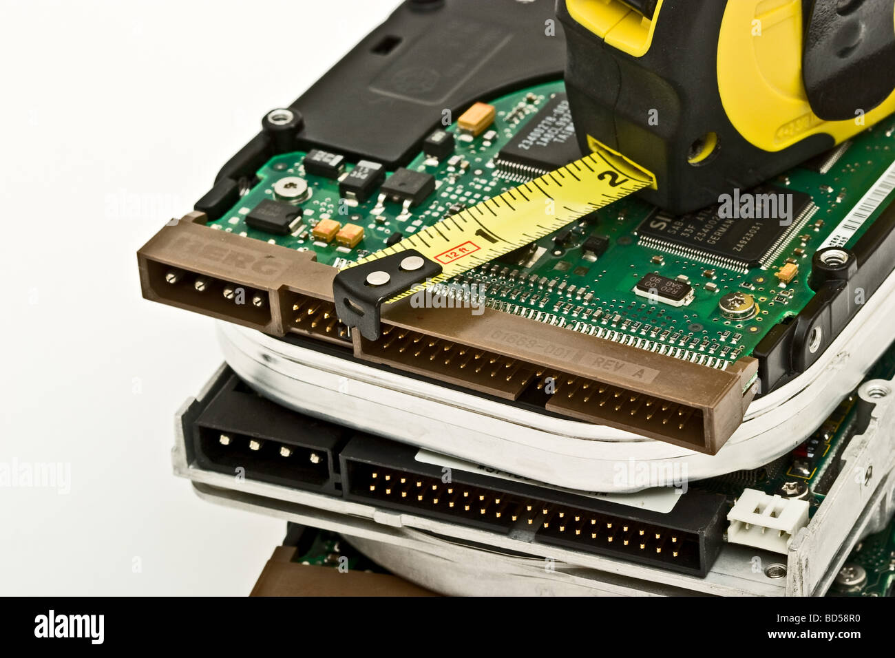 Jaune et Noir ruban de mesure sur une pile de disques durs de l'ordinateur Banque D'Images