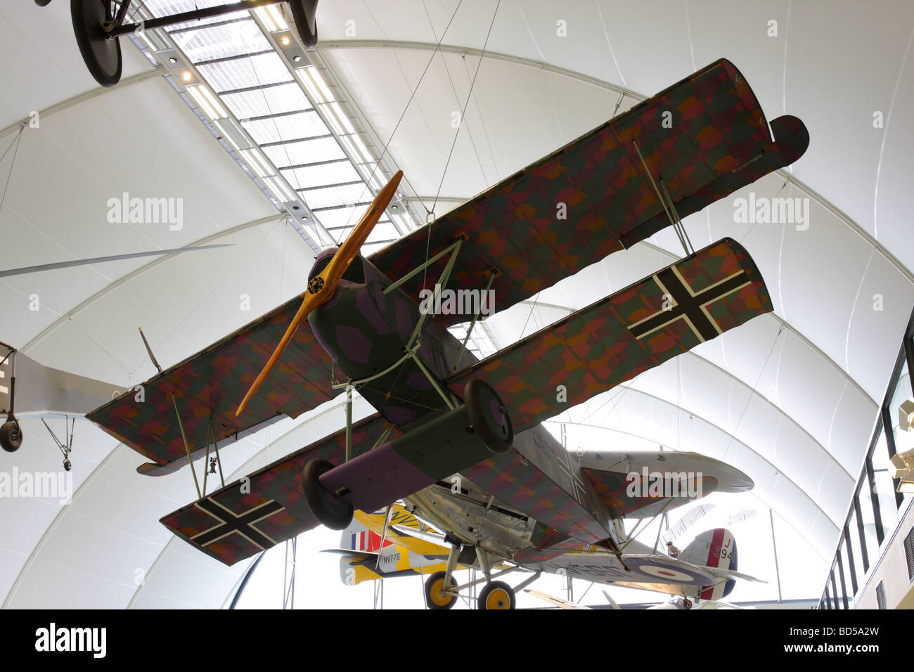 Le Fokker D.V11 actuellement affiché dans le hall d'exposition de vol de jalons à RAF Hendon,Londres,Angleterre. Banque D'Images