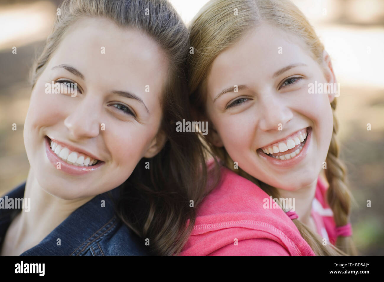 Deux soeurs à l'extérieur Banque D'Images