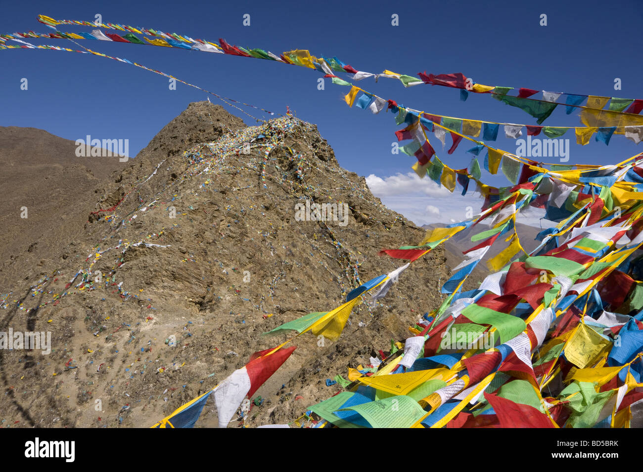 Les drapeaux de prières et montagnes à yumbulagang Banque D'Images