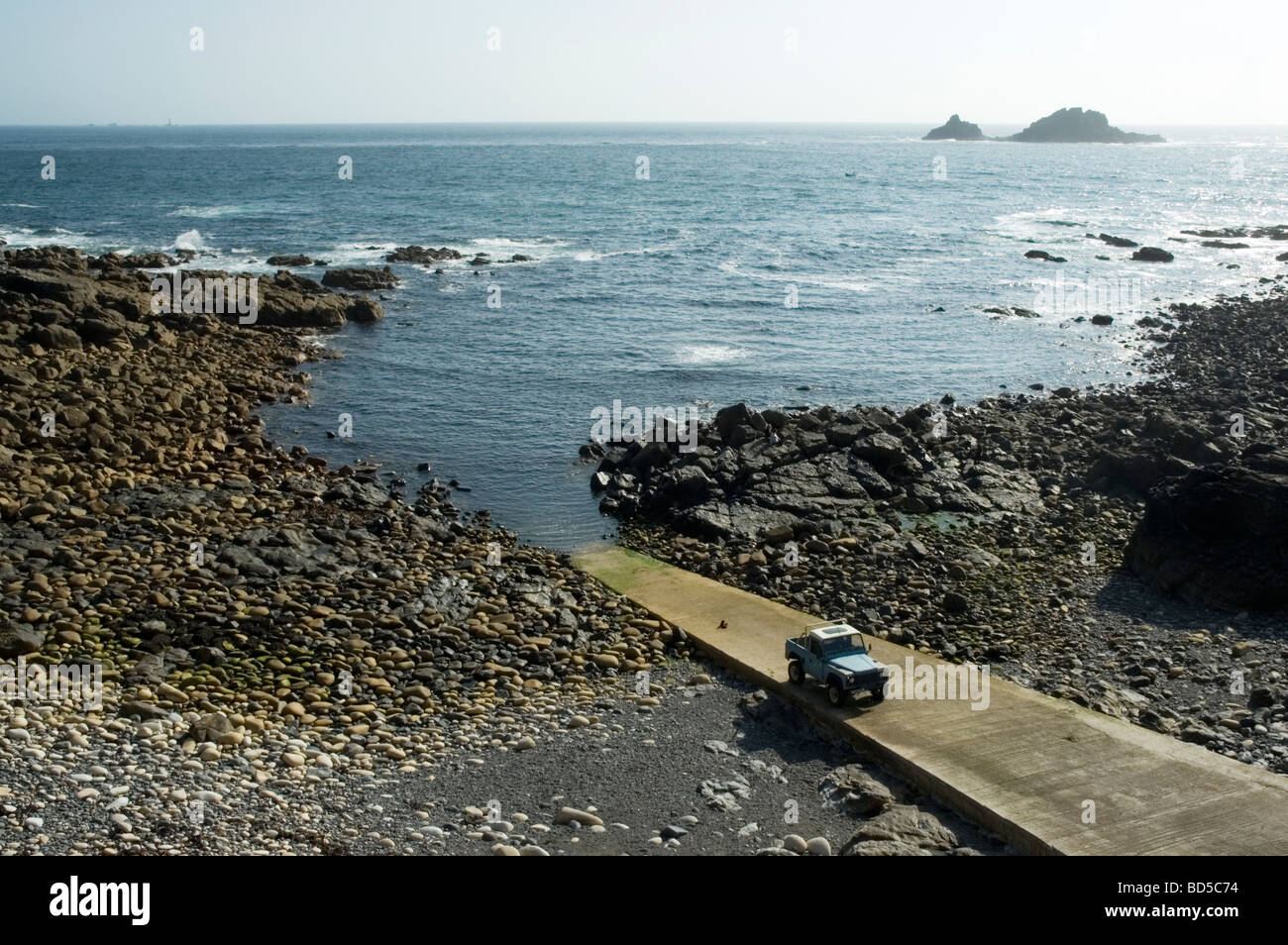 Un Land Rover sur une plage à l'extrême ouest de la Cornouailles, Angleterre Banque D'Images