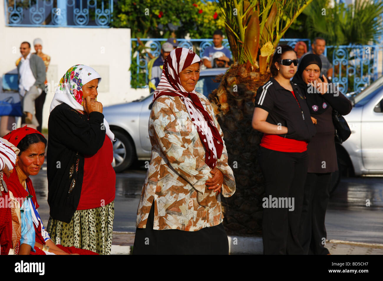 Les femmes en attente, les Musulmans, Hammamet, Tunisie, Afrique du Nord Banque D'Images