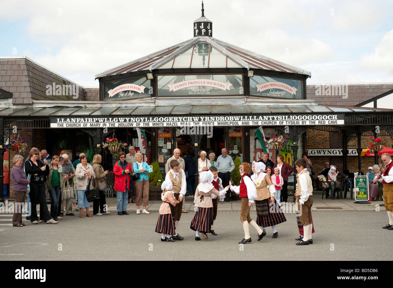 La scène de danse folklorique traditionnel gallois pour les touristes à Llanfairpwllgyngyll Anglesey au nord du Pays de Galles UK Banque D'Images