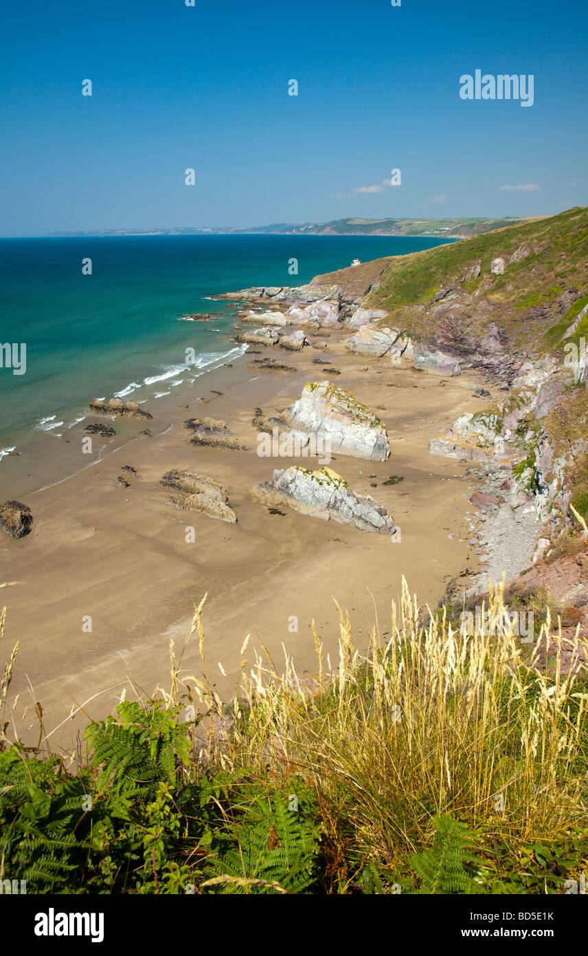 L'été sur la plage immaculée de Freathy à Cornwall partie de zone de Whitsand Bay avec sa côte sauvage et des eaux bleues Banque D'Images
