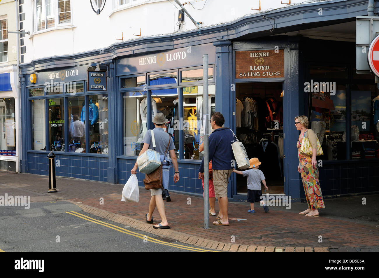 Boutique de vêtements nautiques Henri Lloyd sur la rue Cowes, île de Wight, Angleterre, Royaume-Uni Banque D'Images