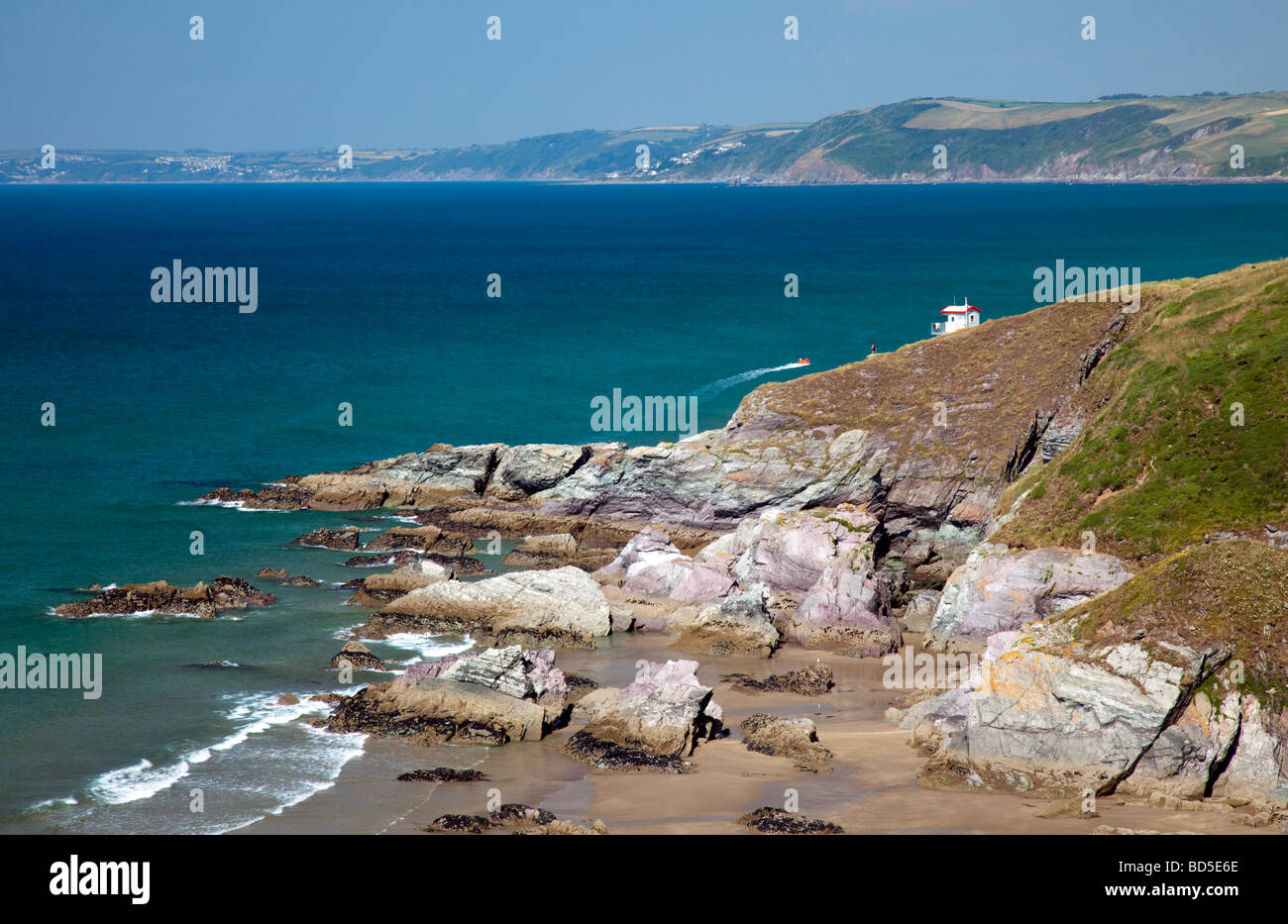 Sauveteur RNLI hut avec vue sur la côte sauvage de Cornouailles Whitsand Bay, Cornwall, UK Banque D'Images