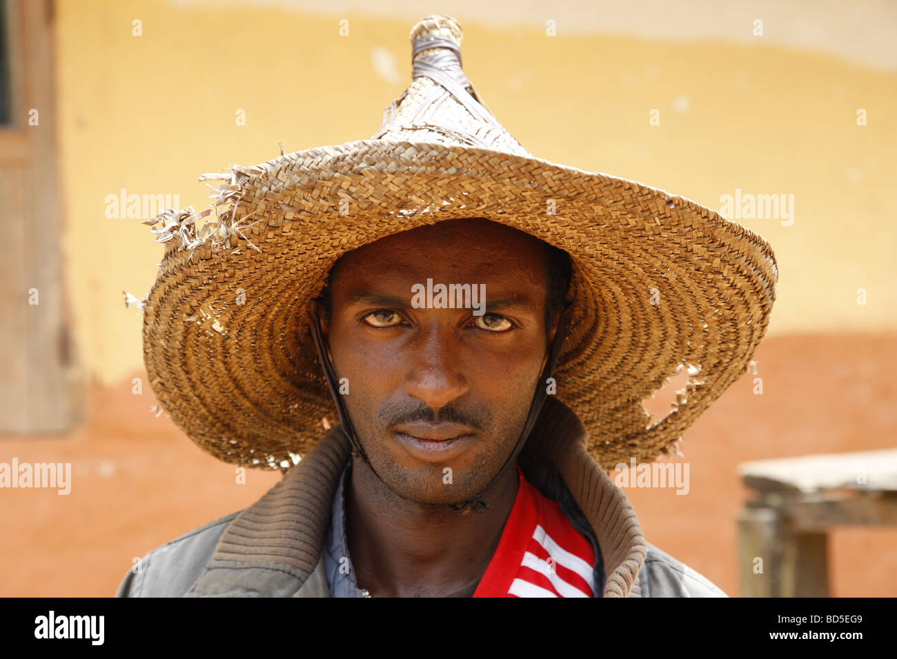 Homme dans un chapeau de paille, portrait, groupe ethnique mbororo,  Bamenda, Cameroun, Afrique Photo Stock - Alamy