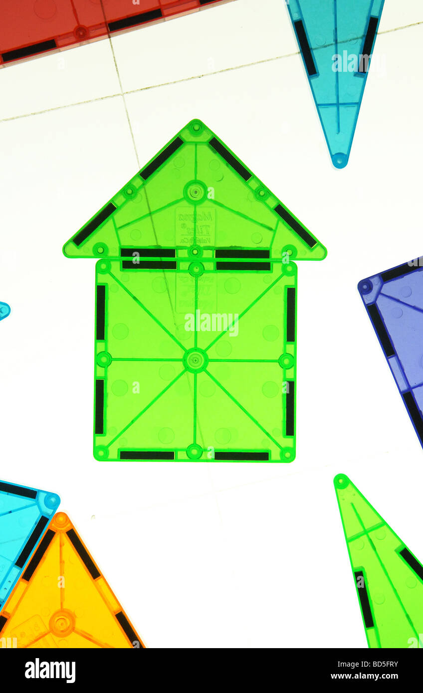 Formes magnétiques en plastique forme une maison verte sur une boîte à lumière à l'aide d'angles Banque D'Images