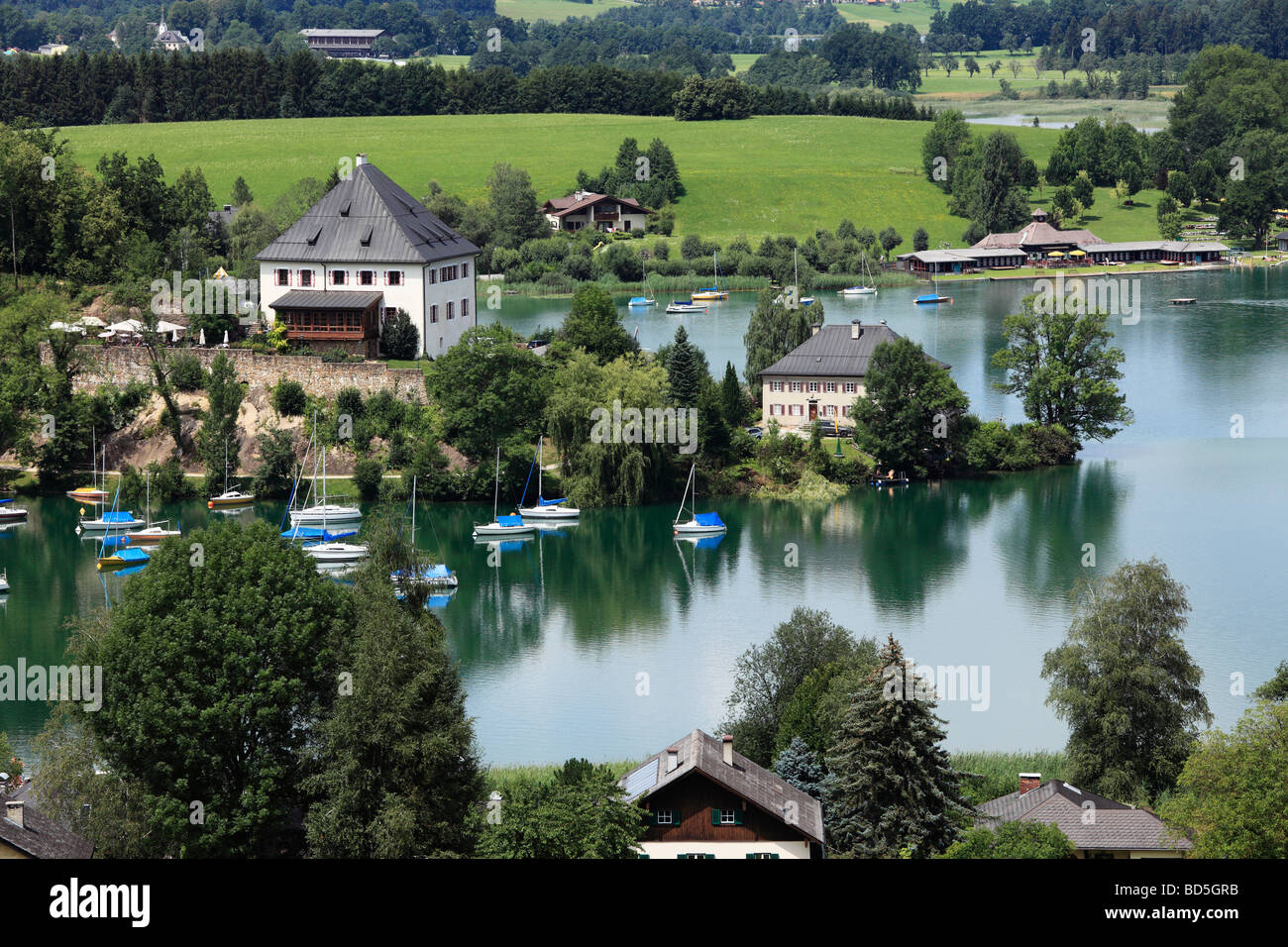 Mattsee avec château, Flachgau, Salzburger Land, Land de Salzbourg, Autriche, Europe Banque D'Images