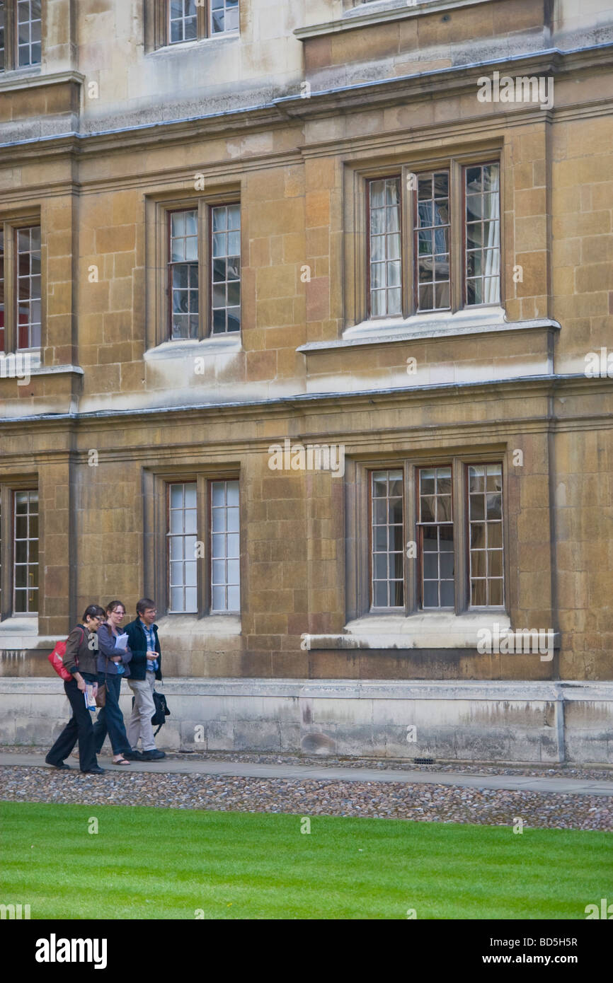 Cambridge college student walking Banque D'Images