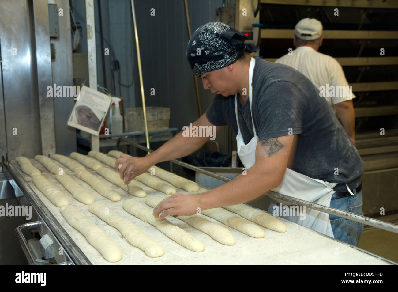 Les travailleurs d'Amy s pain dans Chelsea Market à New York cuire miches de pain dans la boulangerie s fours commerciaux Banque D'Images