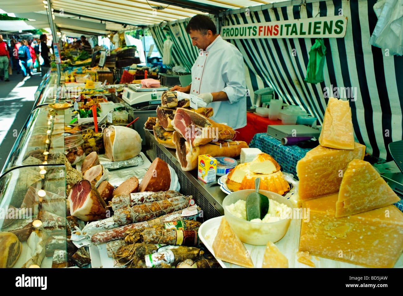 Paris France, extérieur, homme qui travaille, marché public des agriculteurs, détail « cuisine italienne », Stall, Display, Cheese Shop, fromagerie Paris, Delicatessen Banque D'Images