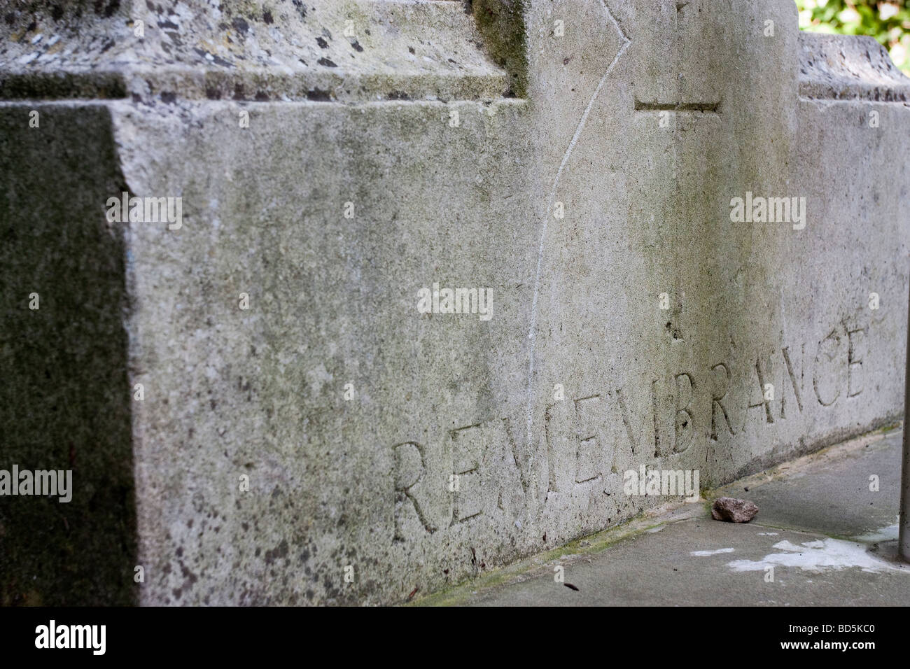 Souvenir d'inscription sur la base du monument en pierre dédié aux soldats de la 1re et 2e guerres mondiales Banque D'Images