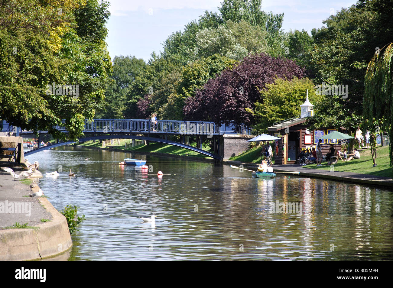Navigation de plaisance sur le Canal Militaire Royal, Hythe, dans le Kent, Angleterre, Royaume-Uni Banque D'Images