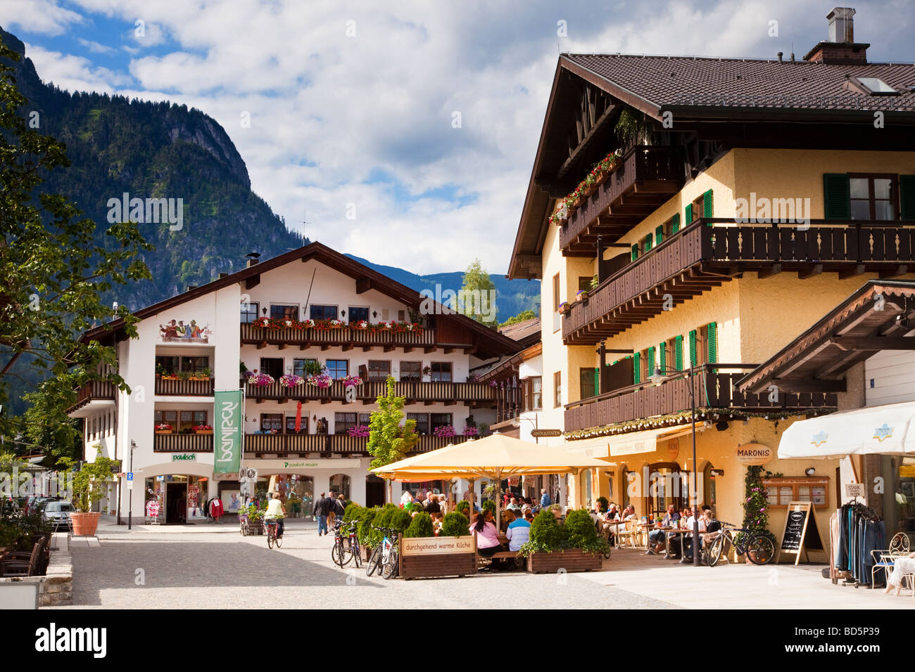La Bavière, Allemagne - Garmisch-Partenkirchen - Restaurant Café et d'hôtels en centre ville en été Banque D'Images
