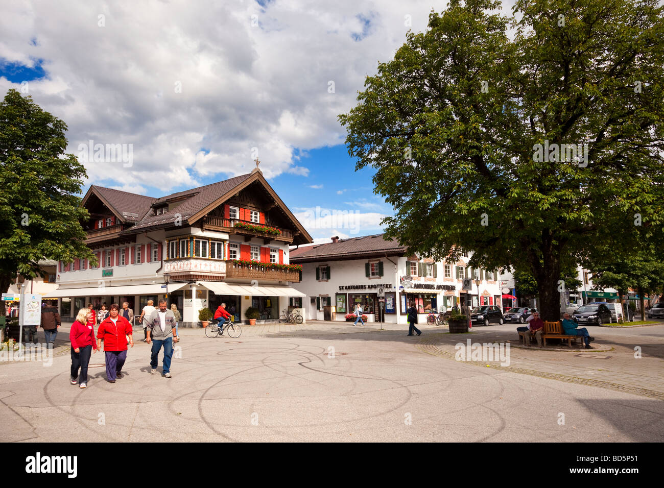 Place de la ville à Garmisch Partenkirchen avec magasins dans le centre-ville, Allemagne, Europe Banque D'Images