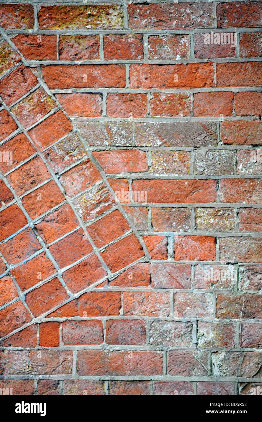 Image photographie d'un mur de briques de style victorien montrant le début de l'arche du pont de chemin de fer venant de l'appui de wall Banque D'Images