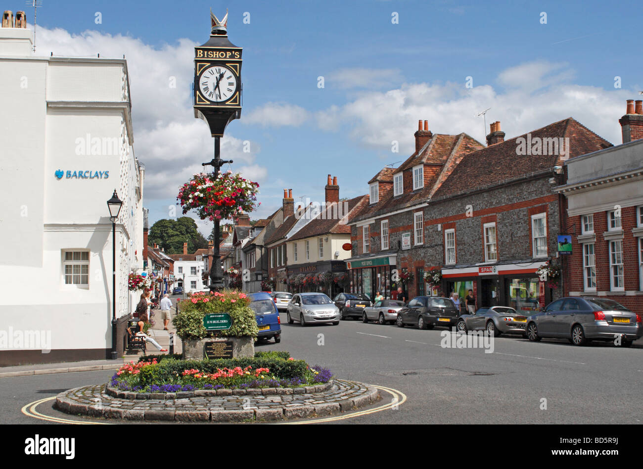 Dimanche après-midi dans le quartier de St George's Square, High Street, Bishop's Waltham, dans le Hampshire, au Royaume-Uni Banque D'Images