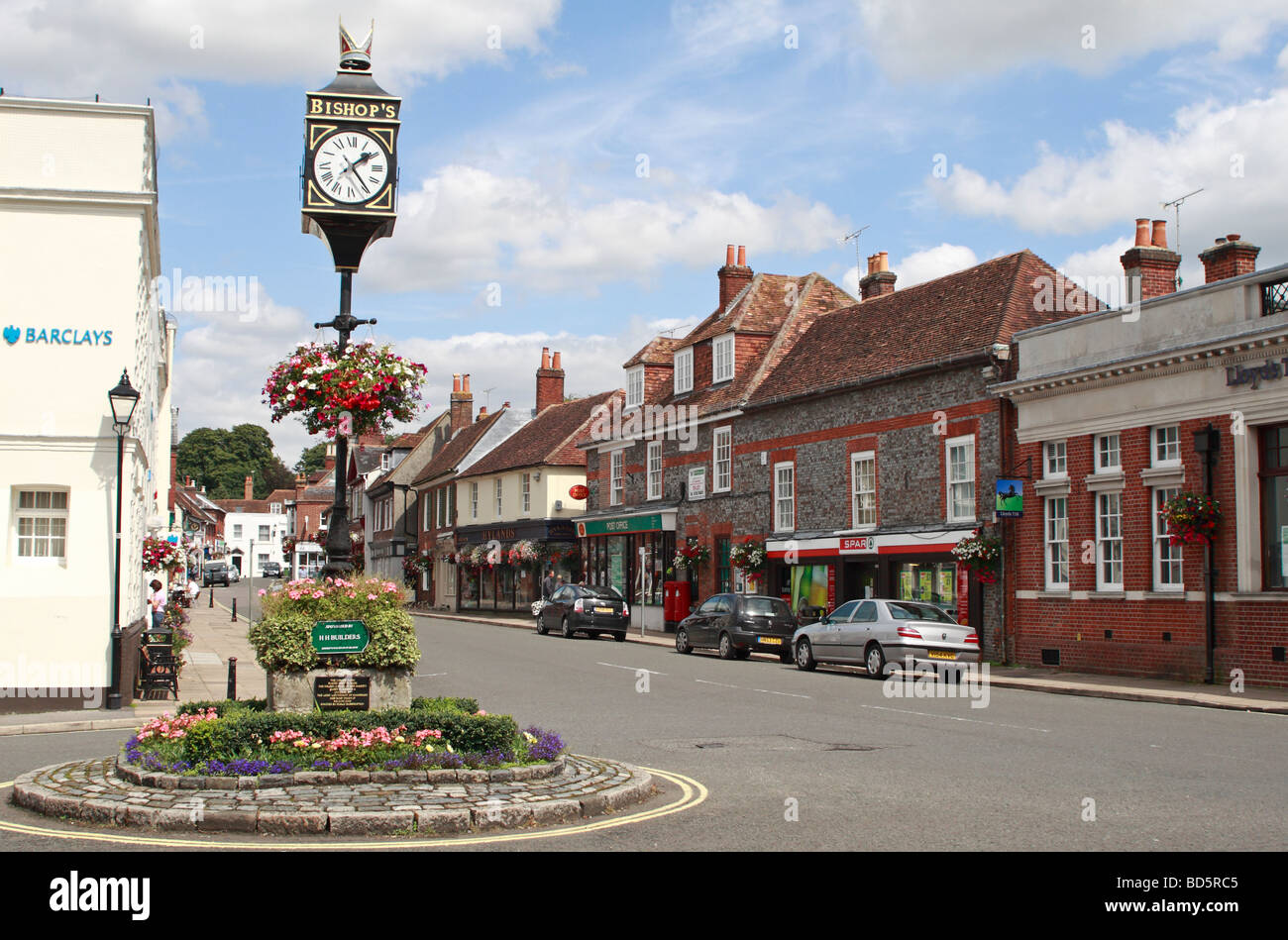 Dimanche après-midi dans le quartier de St George's Square, High Street, Bishop's Waltham, dans le Hampshire, au Royaume-Uni Banque D'Images