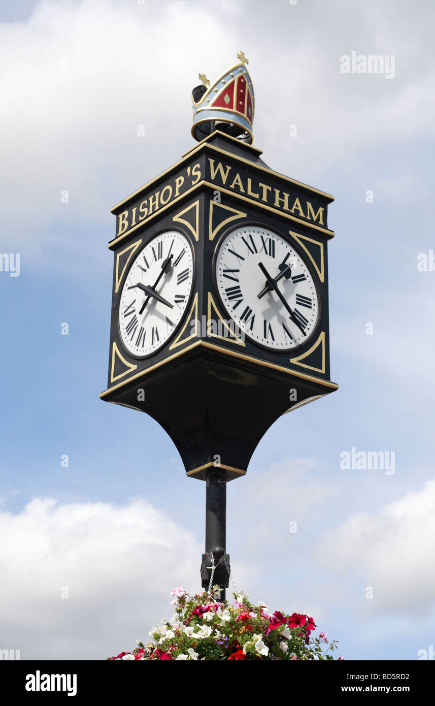 Une horloge du Jubilé sur St George's Square, High Street, Bishop's Waltham, Hampshire, Royaume-Uni. Banque D'Images