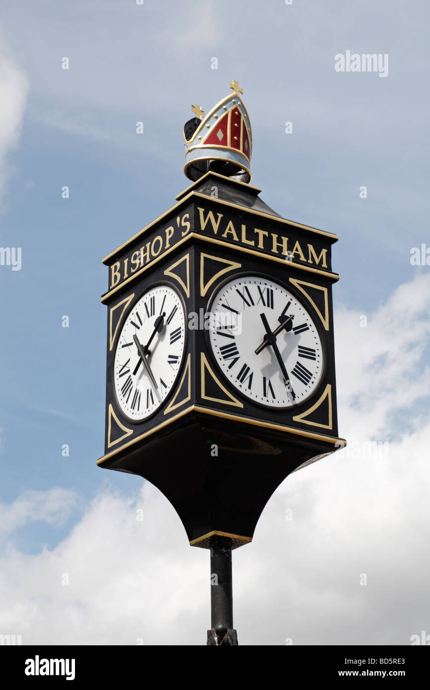 Une horloge du Jubilé sur St George's Square, High Street, Bishop's Waltham, Hampshire, Royaume-Uni. Banque D'Images