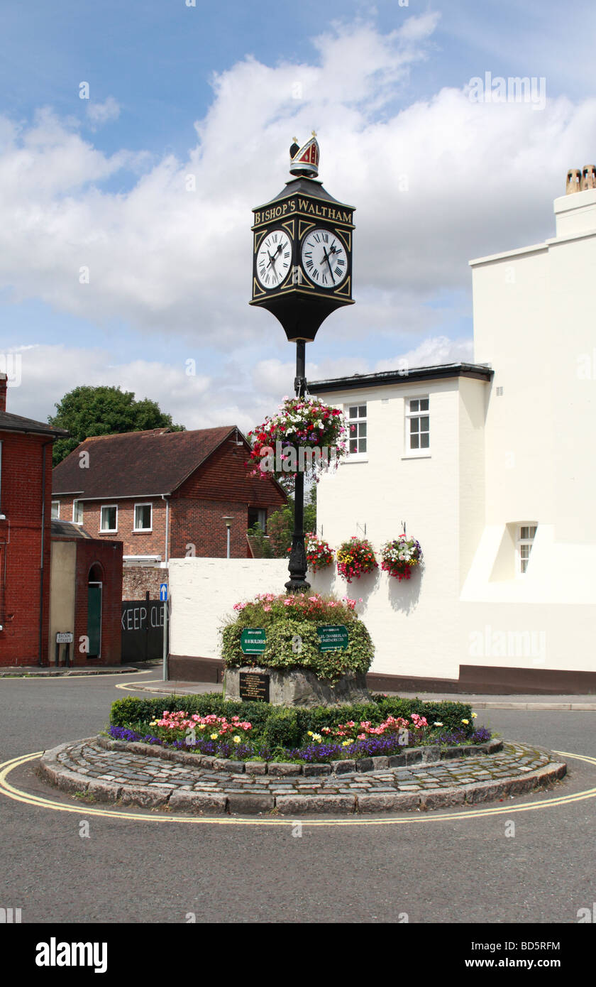 Une horloge du Jubilé sur St George's Square, High Street, Bishop's Waltham, Hampshire, Royaume-Uni. Banque D'Images