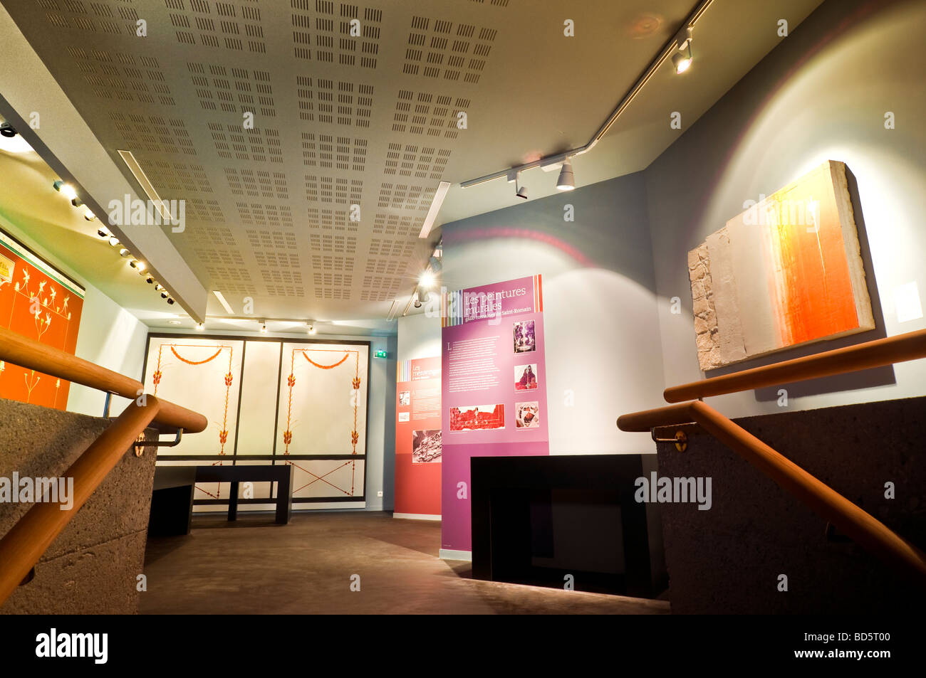 Voir l'exposition de la salle d'affichage nouvellement converti en musée Archéologique / Musée archéologique - Martizay, Indre, France. Banque D'Images