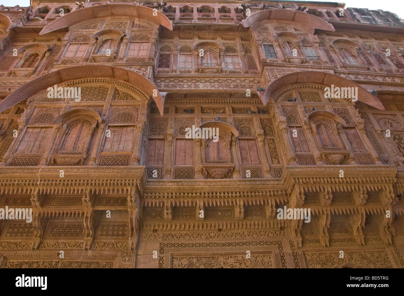 Fort Meherangarh fort majestueux,,Zenana,Jarokhas,Womens quarts,écrans Jali permettant aux femmes à la Cour vers le bas,bleu,Ville,Jodpur,,Rajasthan, Inde Banque D'Images