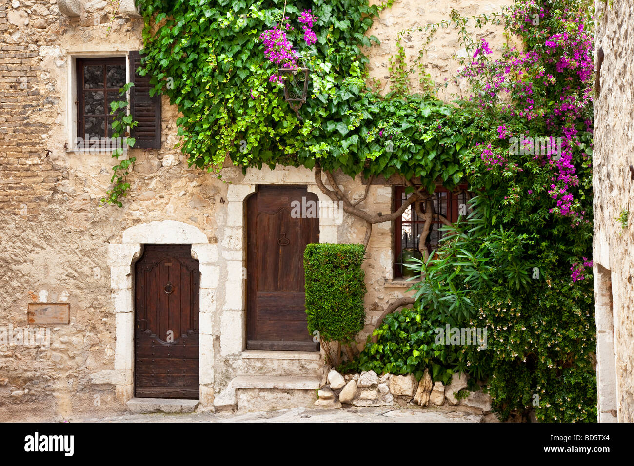 Les portes avant à la maison à St Paul de Vence, Provence France Banque D'Images