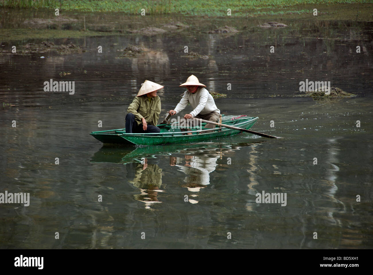 Deux vietnamiens en barque de la rivière Ngo Dong Tam Coc Ninh Binh Province du Nord du Vietnam Banque D'Images