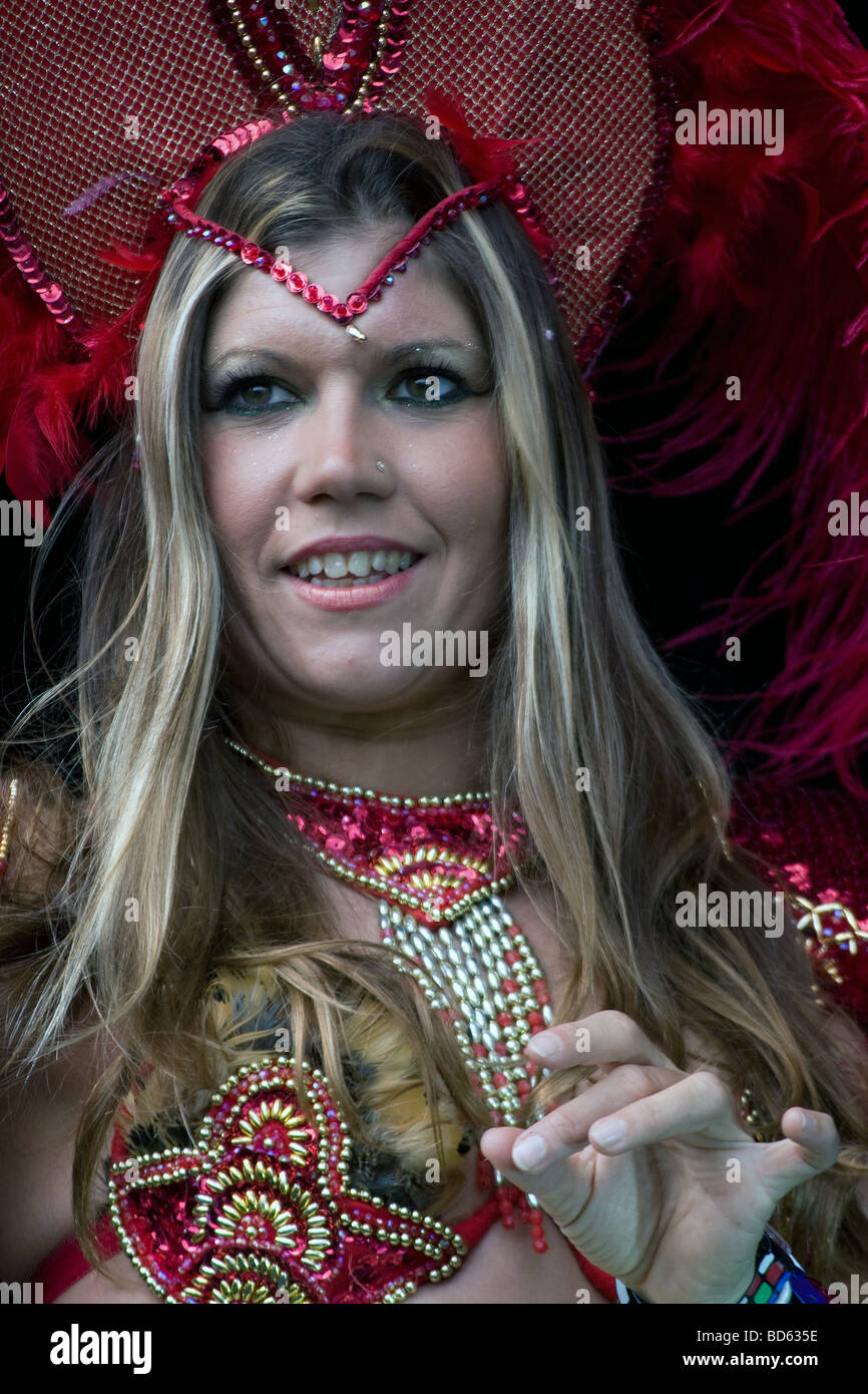 Jeune femme brésilienne brasil chanteuse latine artiste Carnaval del pueblo burgess park Londres Angleterre Royaume-Uni europe Banque D'Images