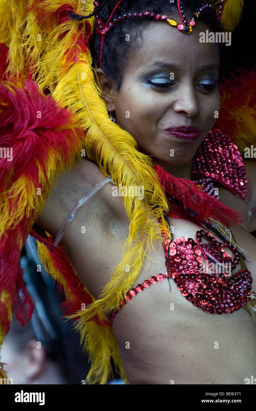 Jeune femme brésilienne brasil chanteuse latine artiste Carnaval del pueblo burgess park Londres Angleterre Royaume-Uni europe Banque D'Images