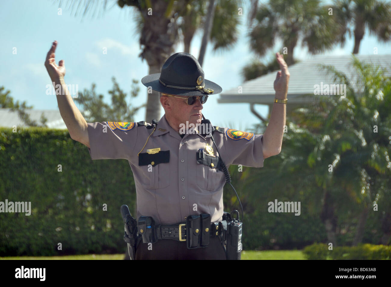 Florida Highway Patrol de diriger la circulation lors de l'accident. Banque D'Images