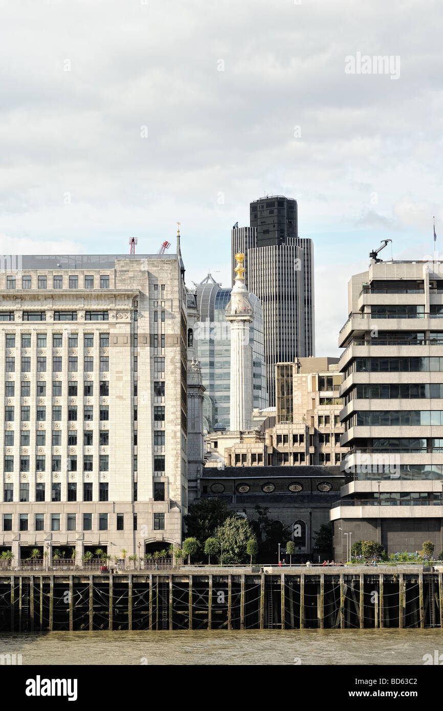 Monument Au Grand Incendie De Londres Angleterre Royaume Uni Europe Entouree D Immeubles De Bureaux Modernes Avec Une Tour De 42 A L Arriere Plan Photo Stock Alamy