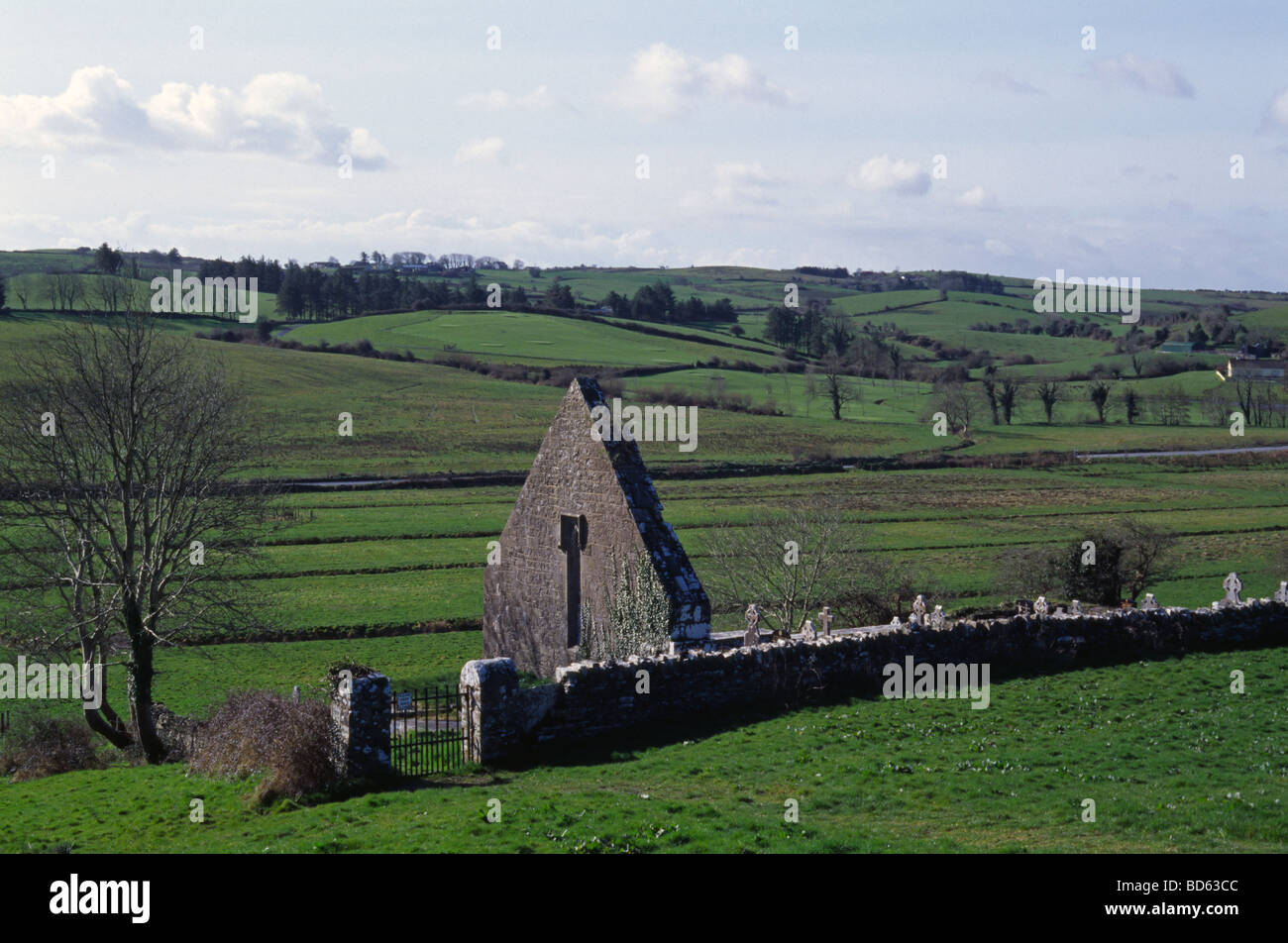 Ruines de l'ancienne église et cimetière près de Galway Irlande Banque D'Images