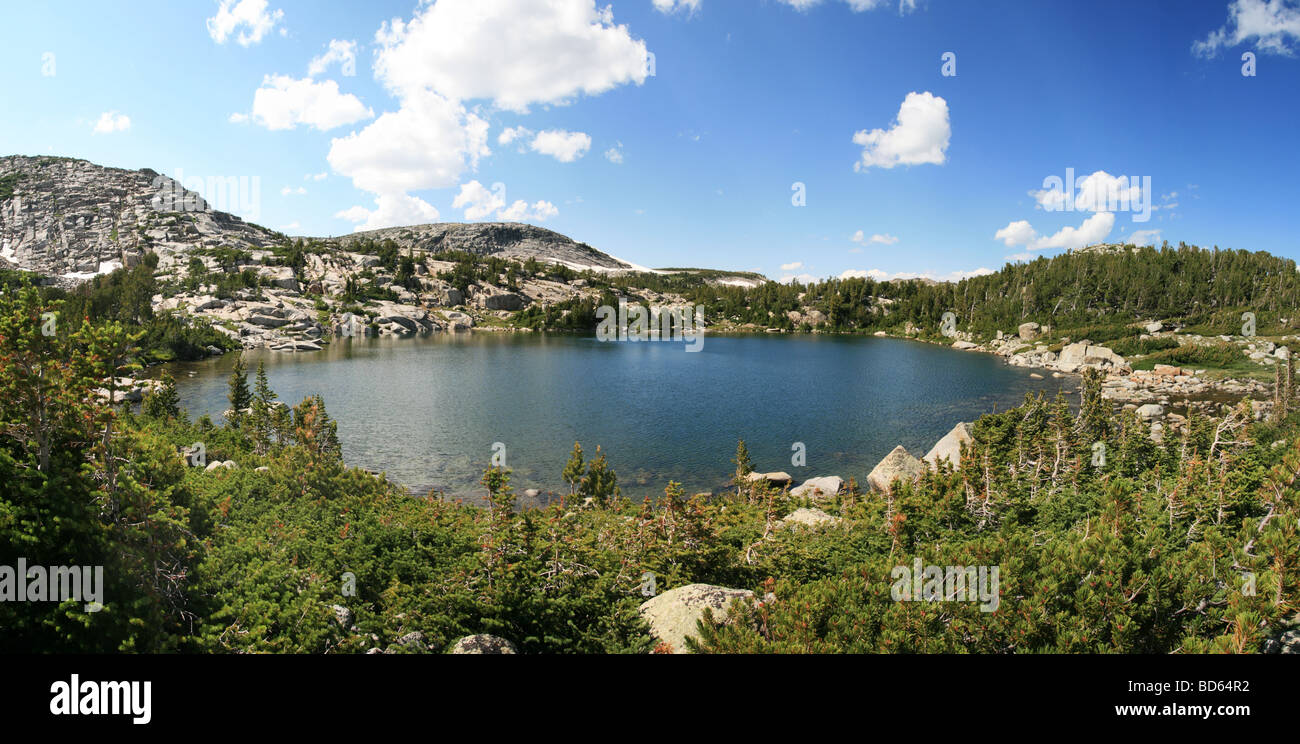 Image panoramique, d'un lac sauvage dans la gamme Wind River au Wyoming Banque D'Images