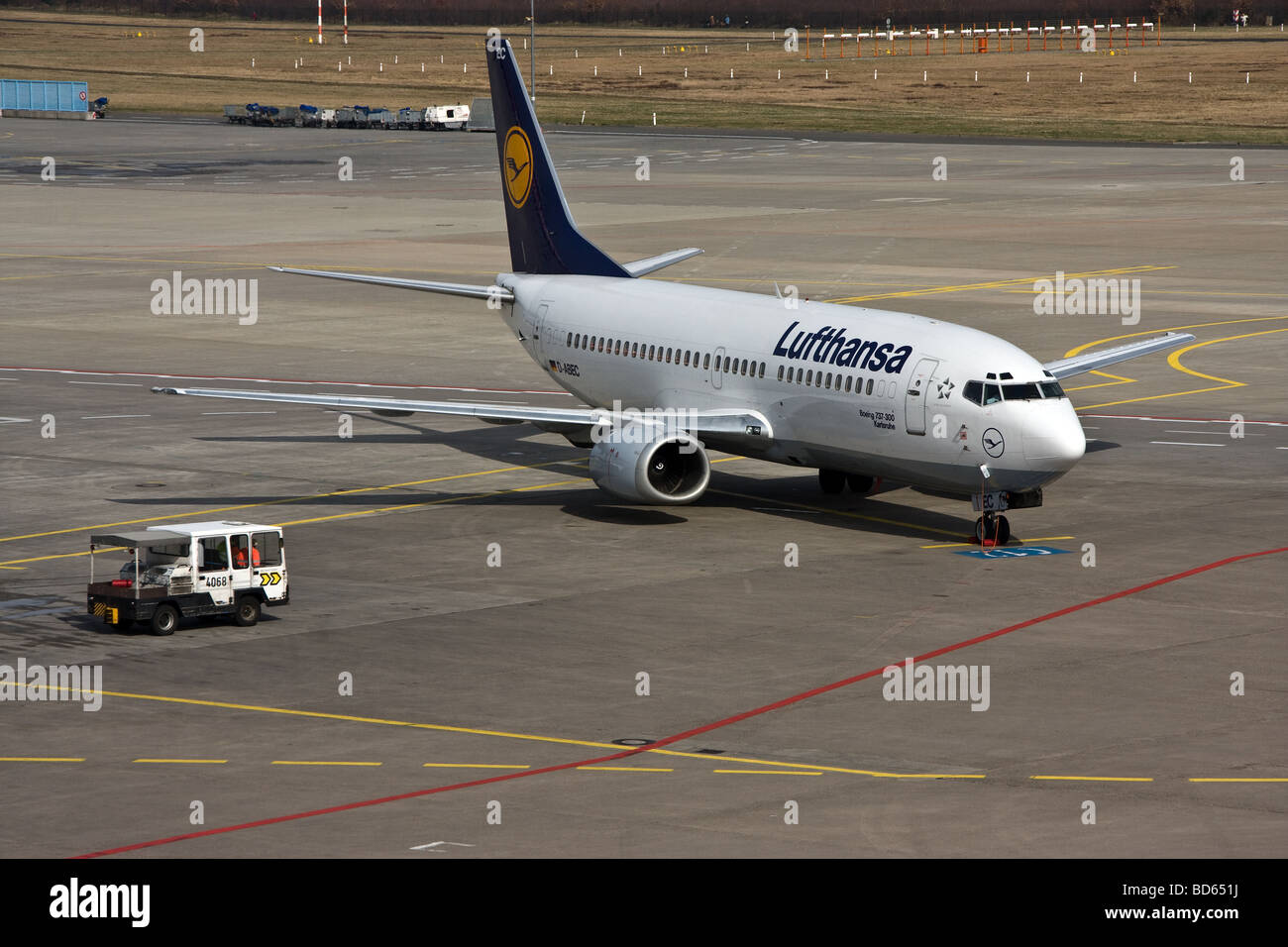 L'avion de Lufthansa à l'aéroport de Cologne Bonn Allemagne Banque D'Images