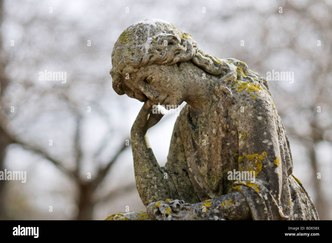 Cimetière étrange statue de femme avec tête en pensant à la main Banque D'Images