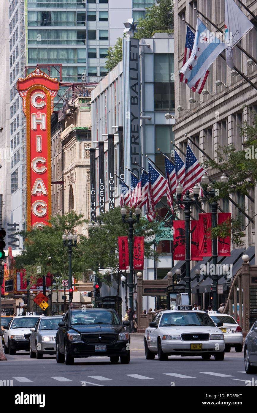 Chicago, Illinois. State Street, du grand magasin Macy's à droite, anciennement Marshall Field's. Chicago Theatre en arrière-plan. Banque D'Images