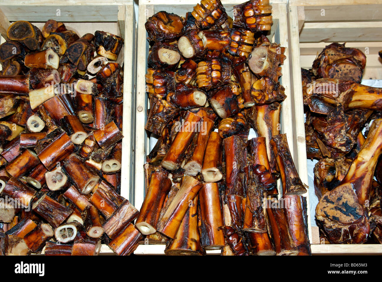 Des caisses en bois boîtes de bœuf séché les os des jambes pour chiens Aliments pour animaux de compagnie Banque D'Images