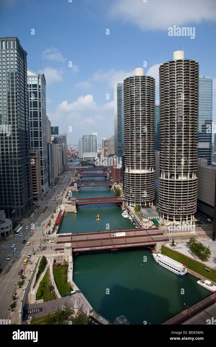 Chicago, Illinois. Les ponts de la rivière Chicago et Marina Towers Bâtiments sur la droite, East Wacker Drive sur la gauche. Banque D'Images